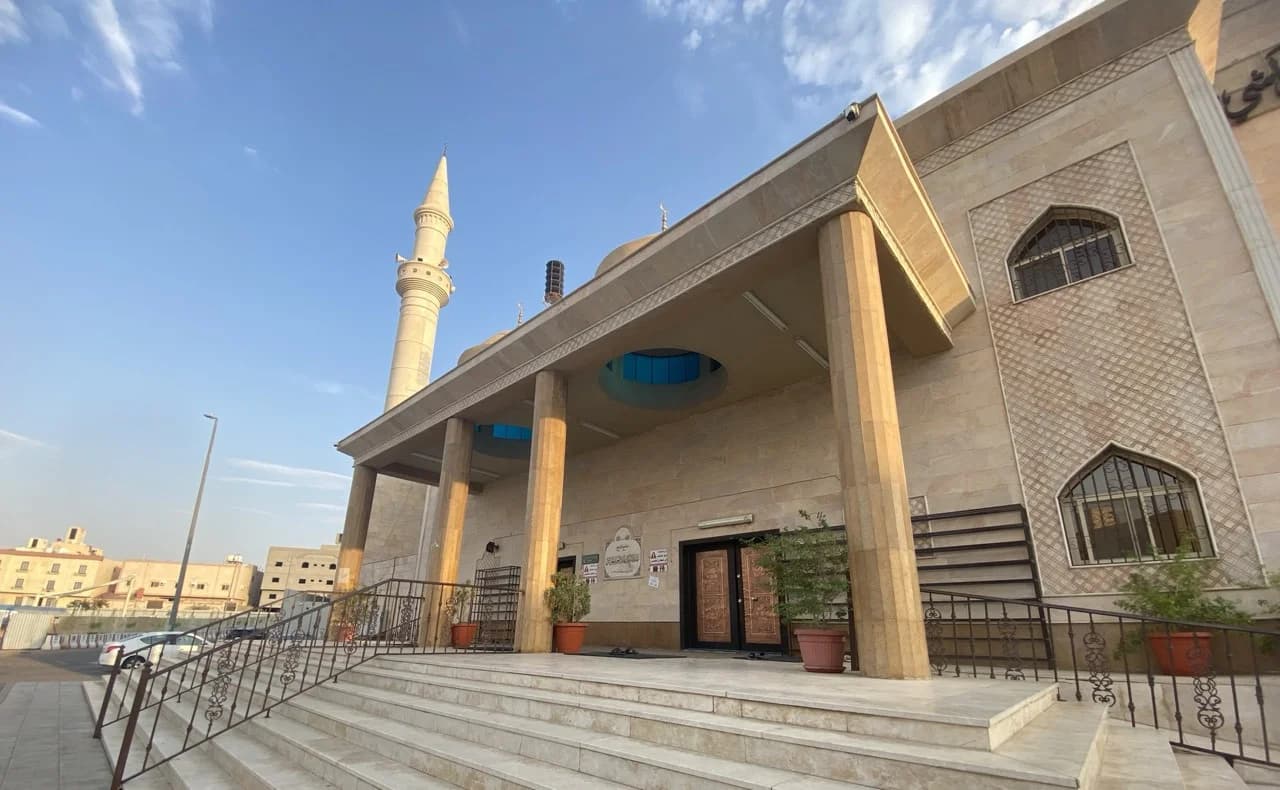 Eingang der Moschee gegenüber dem Camp